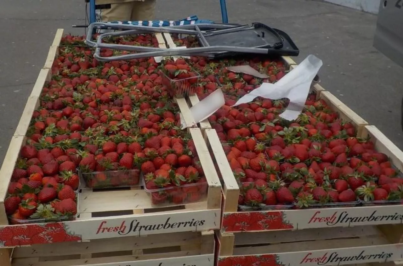 Azer nie miał zezwolenia na handel i groził strażnikom miejskim śmiercią.