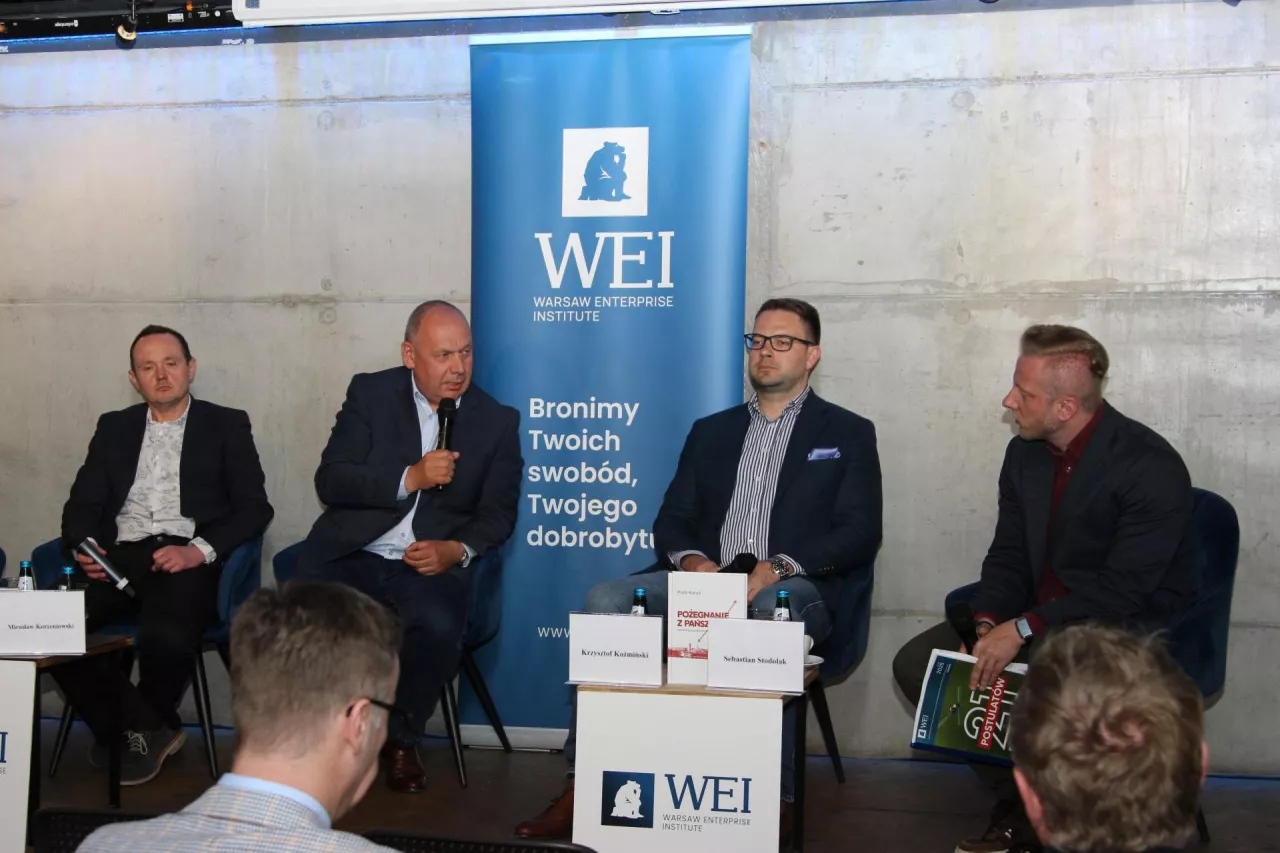 Debata ekspertów po prezentacji raportu. Od lewej: dr Roman Gurbiel, dr inż. Mirosław Korzeniowski, prof. Krzysztof Koźmiński, Sebastian Stodolak