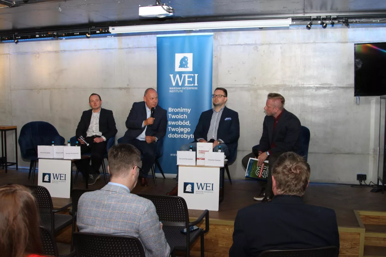 Debata ekspertów po prezentacji raportu. Od lewej: dr Roman Gurbiel, dr inż. Mirosław Korzeniowski, prof. Krzysztof Koźmiński, Sebastian Stodolak