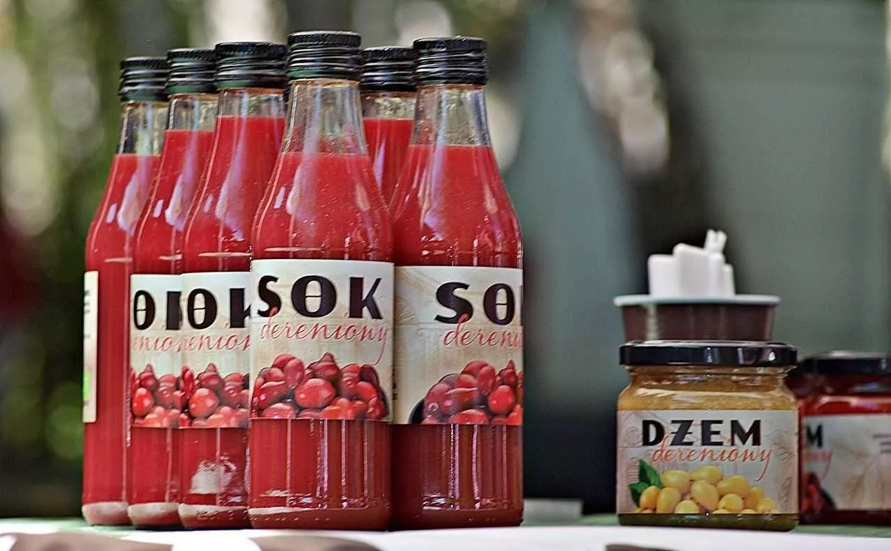Różne przetwory z derenia prezentowane w bolestraszyckim arboretum podczas XIII Międzynarodowego Festiwalu Derenia. Zdjęcia autorstwa Mariusza Godosa z Życia Podkarpackiego.
