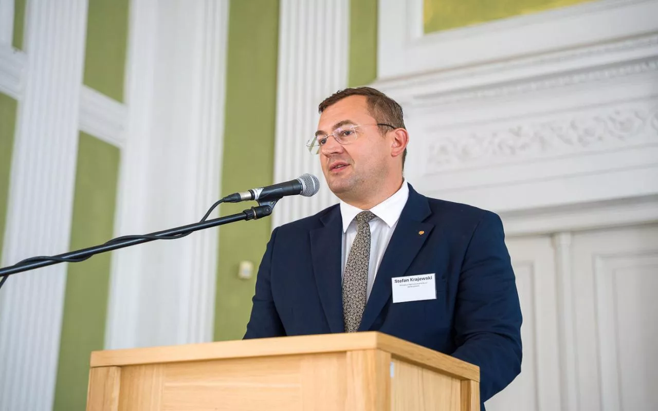 Stefan Krajewski, dotychczasowy wiceminister, został powołany na stanowisko ministra rolnictwa i rozwoju wsi, zastępując Czesława Siekierskiego.