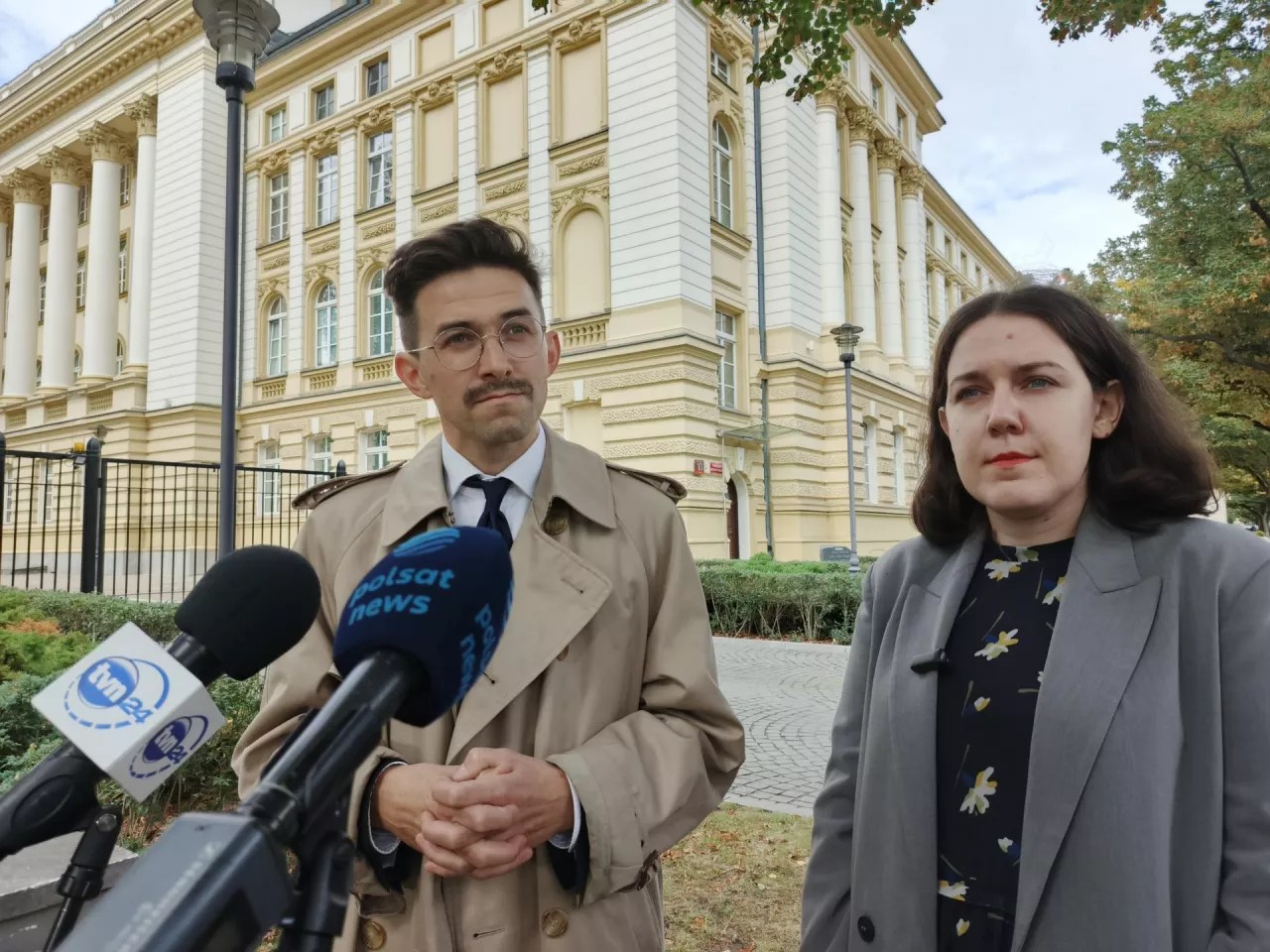 Briefing prasowy przed KPRM, w którym uczestniczył dr Mateusz Piotrowski, prezes Stowarzyszenia Pacjent Europa oraz Paulina Nowak, ekspertka Stowarzyszenia Pacjent Europa