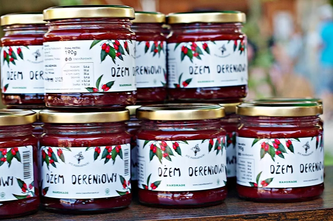 Różne przetwory z derenia prezentowane w bolestraszyckim arboretum podczas XIII Międzynarodowego Festiwalu Derenia. Zdjęcia autorstwa Mariusza Godosa z Życia Podkarpackiego.