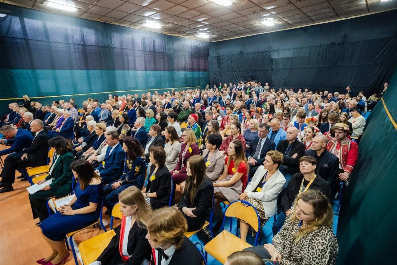 Uczestnicy jubileuszu Technikum Pszczelarskiego w Pszczelej Woli