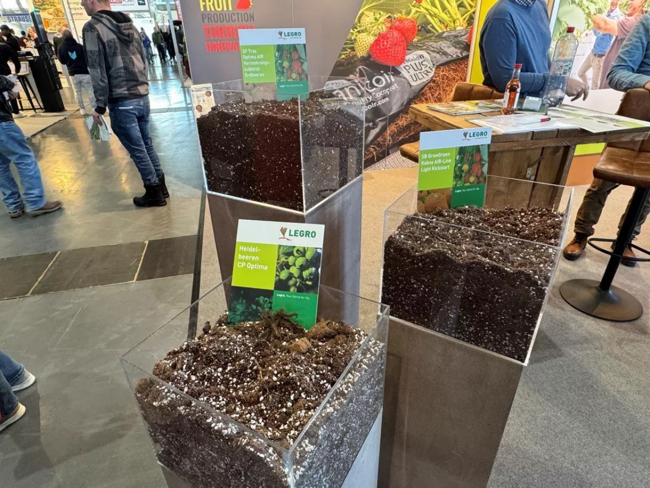Mieszanki do uprawy jagodowych prezentowane na stoisku Legro i Botanicoir podczas expoSE 2025