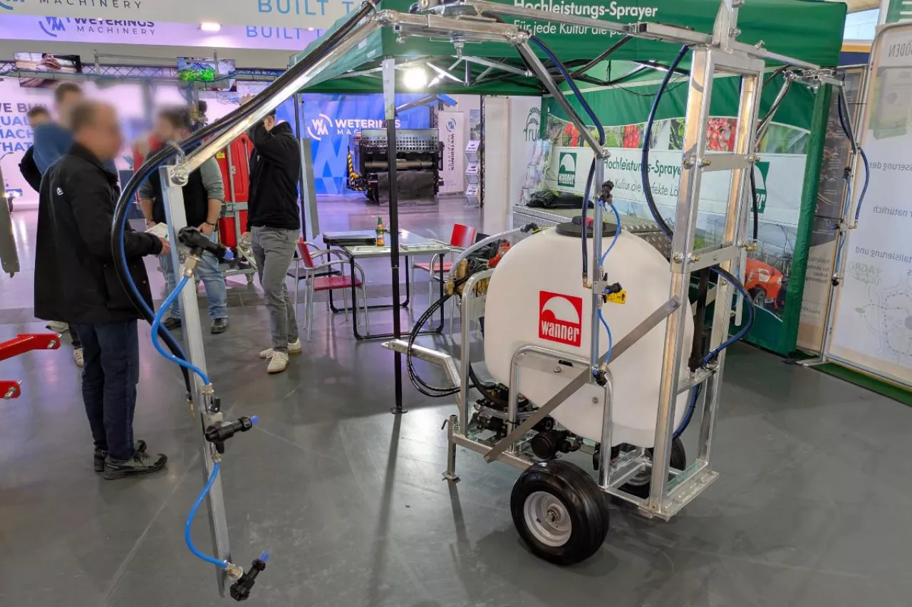 Mały opryskiwacz Wanner do jagodowych uprawianych w tunelu