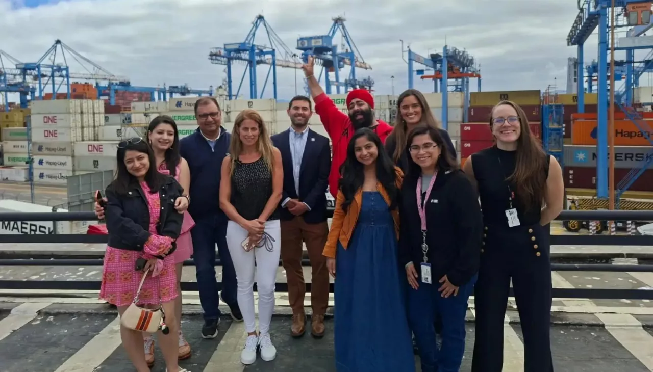 Grupa influencerów z Indii zwiedza chilijską infrastrukturę portową służącą do wysyłek borówek