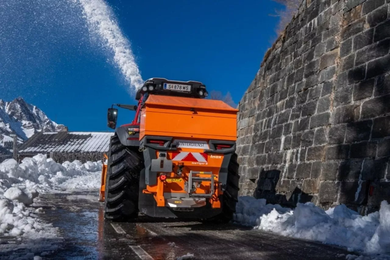 Rozsiewacz soli i kryszuwa Amazone IceTiger S Inox w akcji!