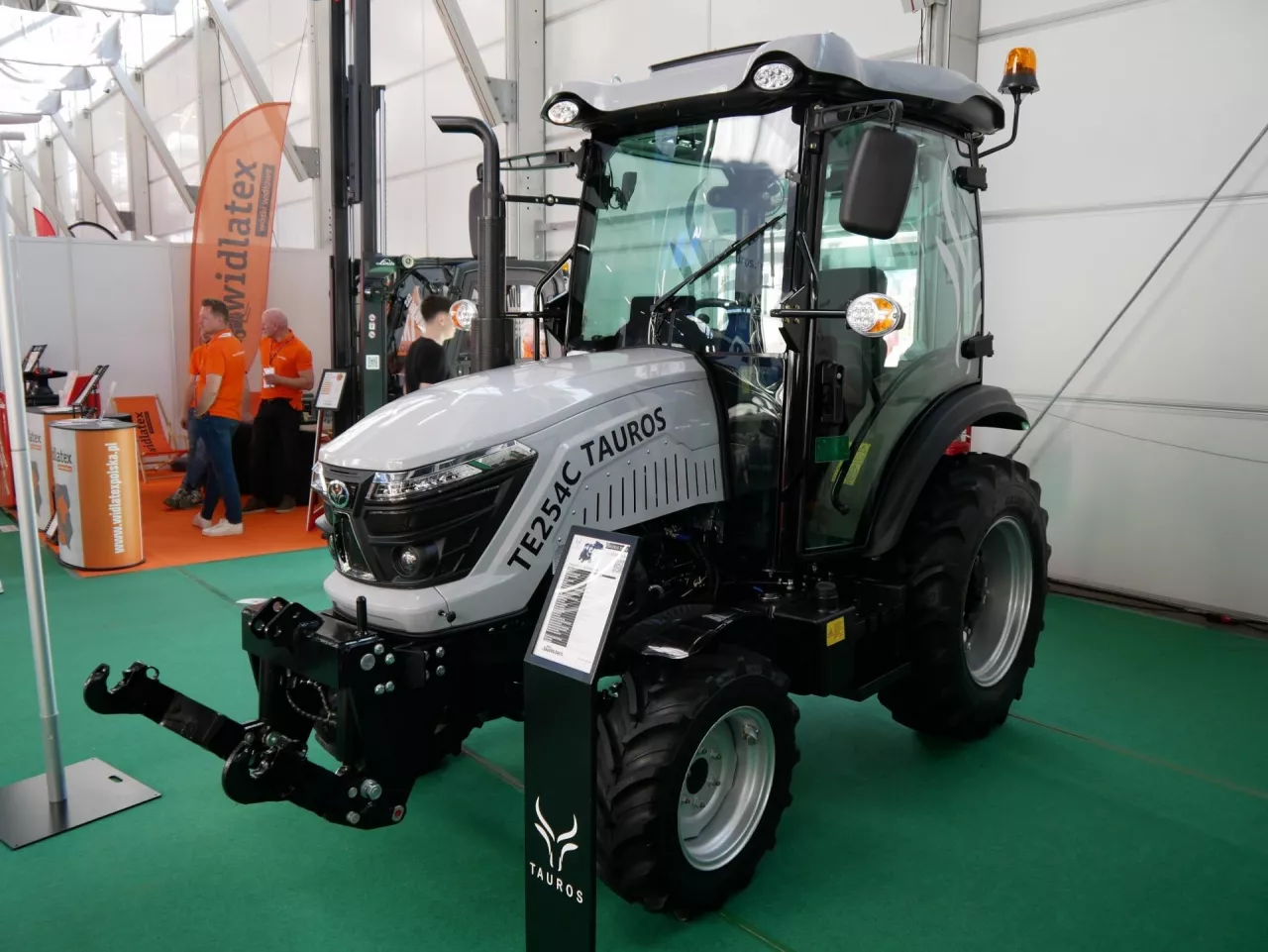 Tauros TE254C jak i inne modele linii TE, to ciągniki w typie innych chińskich maszyn; prosta skrzynia, silnik lokalnego producenta i wyposażenie adekwatne do segmentu