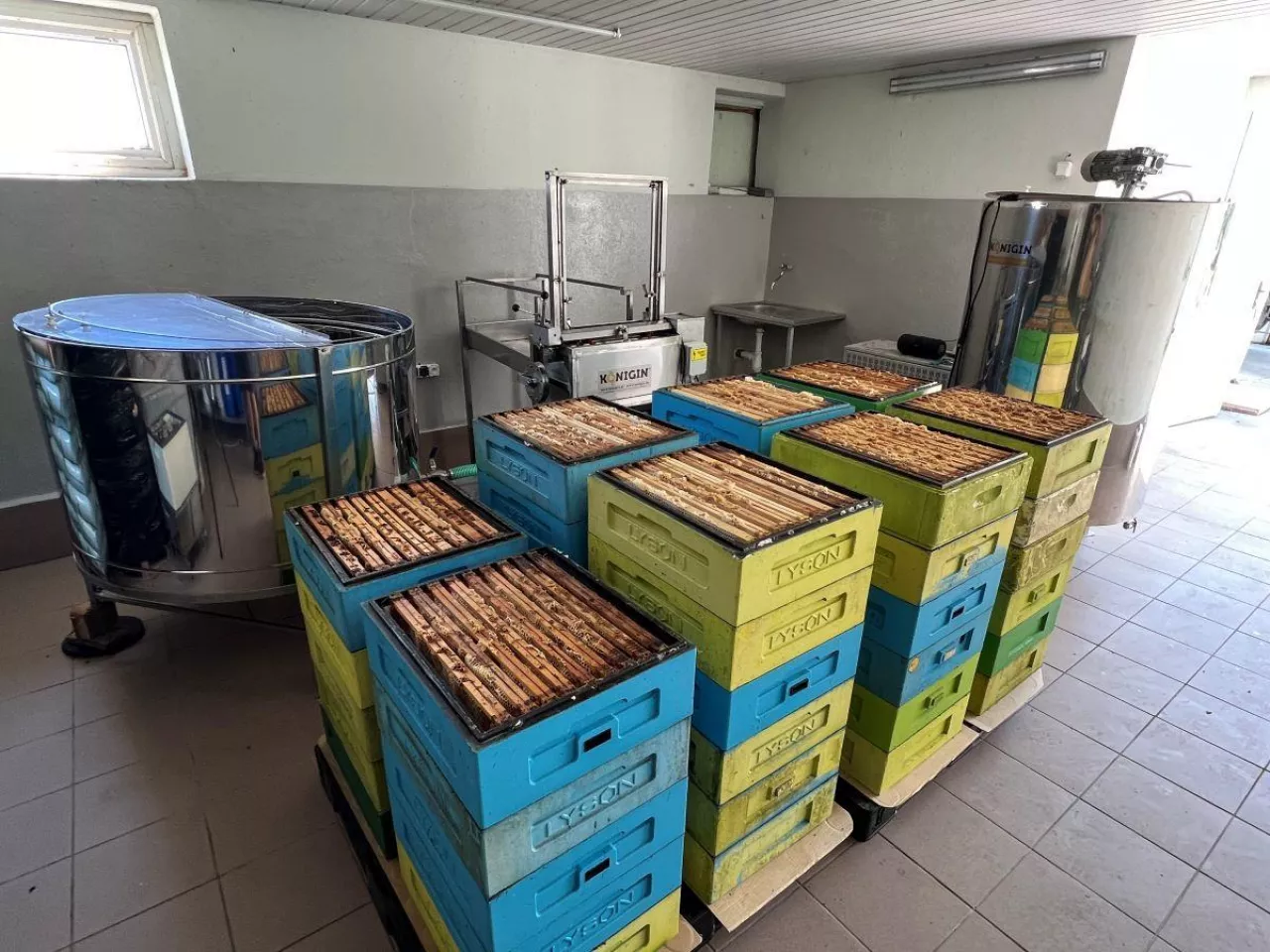 pracownia pasieczna, miodobranie, wirowanie miodu