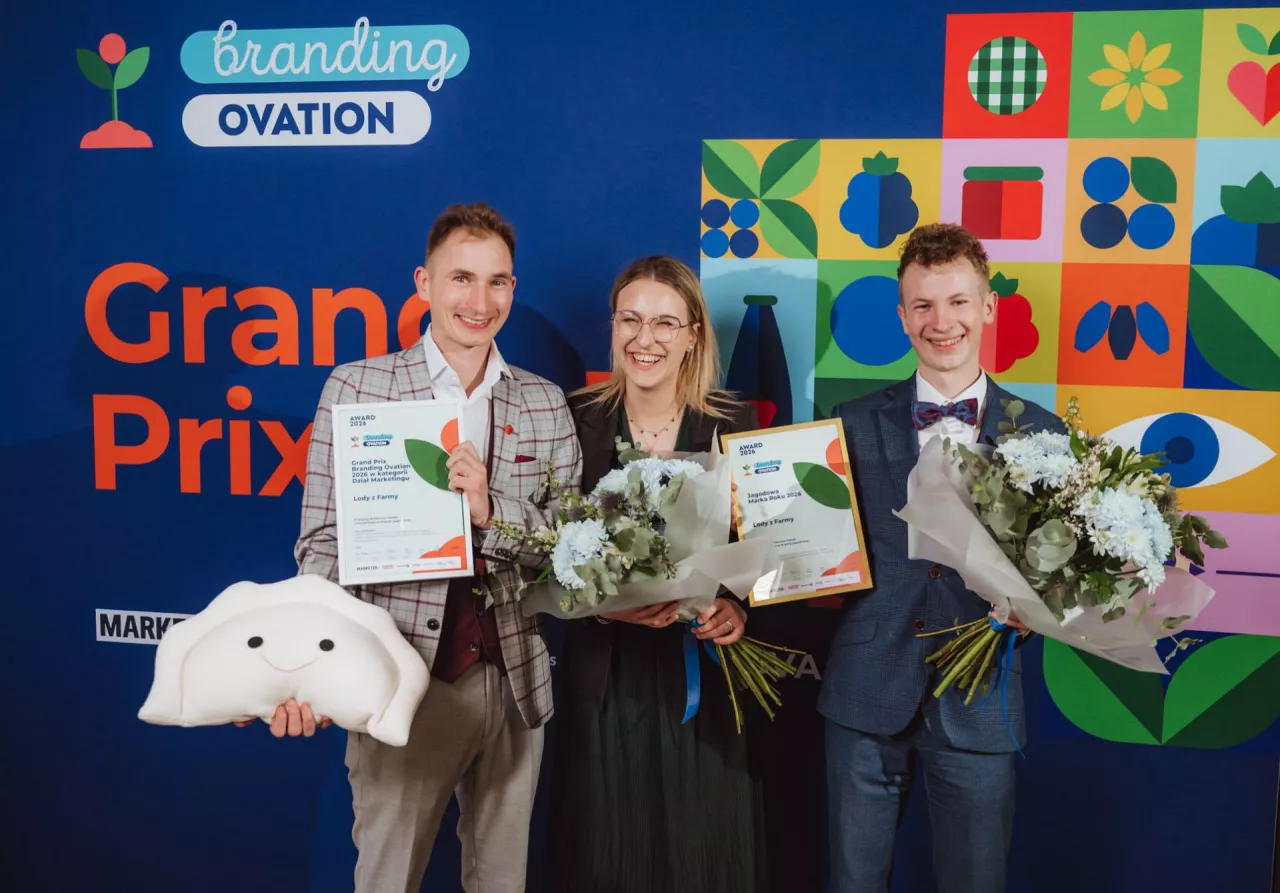 Od lewej: Mateusz Maruszewski, Julia Gołtwienko, Adam Maruszewski, Lody z Farmy