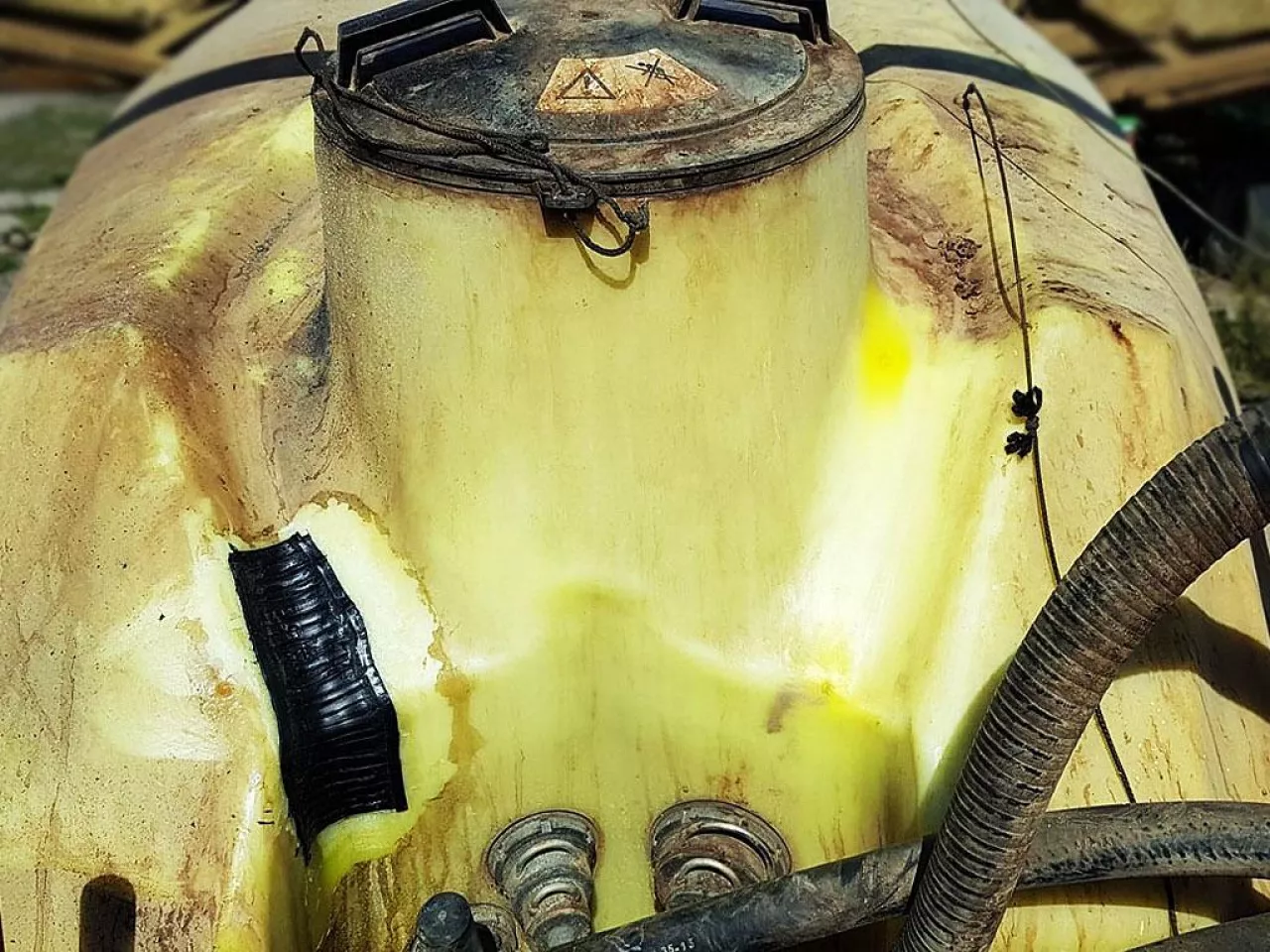 Pęknięcia najczęściej pojawiają się w pobliżu mocowania zbiornika do ramy lub obejm stabilizujących (4). Pierwszym etapem naprawy jest test przyczepności topnika (5). Pospawane miejsce jest wygładzane (6).