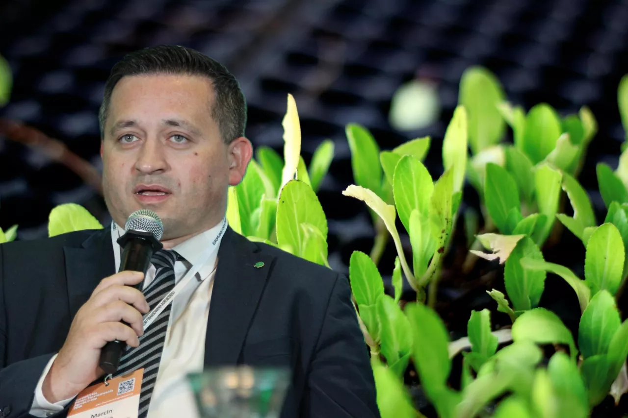 Marcin Oszańca, dyrektor CDR w Browinowie potwierdza, że kluczowe w Urban Living Farm Brwinów będą technologie przyszłości takie jak: hydroponika, aeroponika, uprawy wertykalne, agrofotowoltaika czy retencja i zamknięty obieg wody