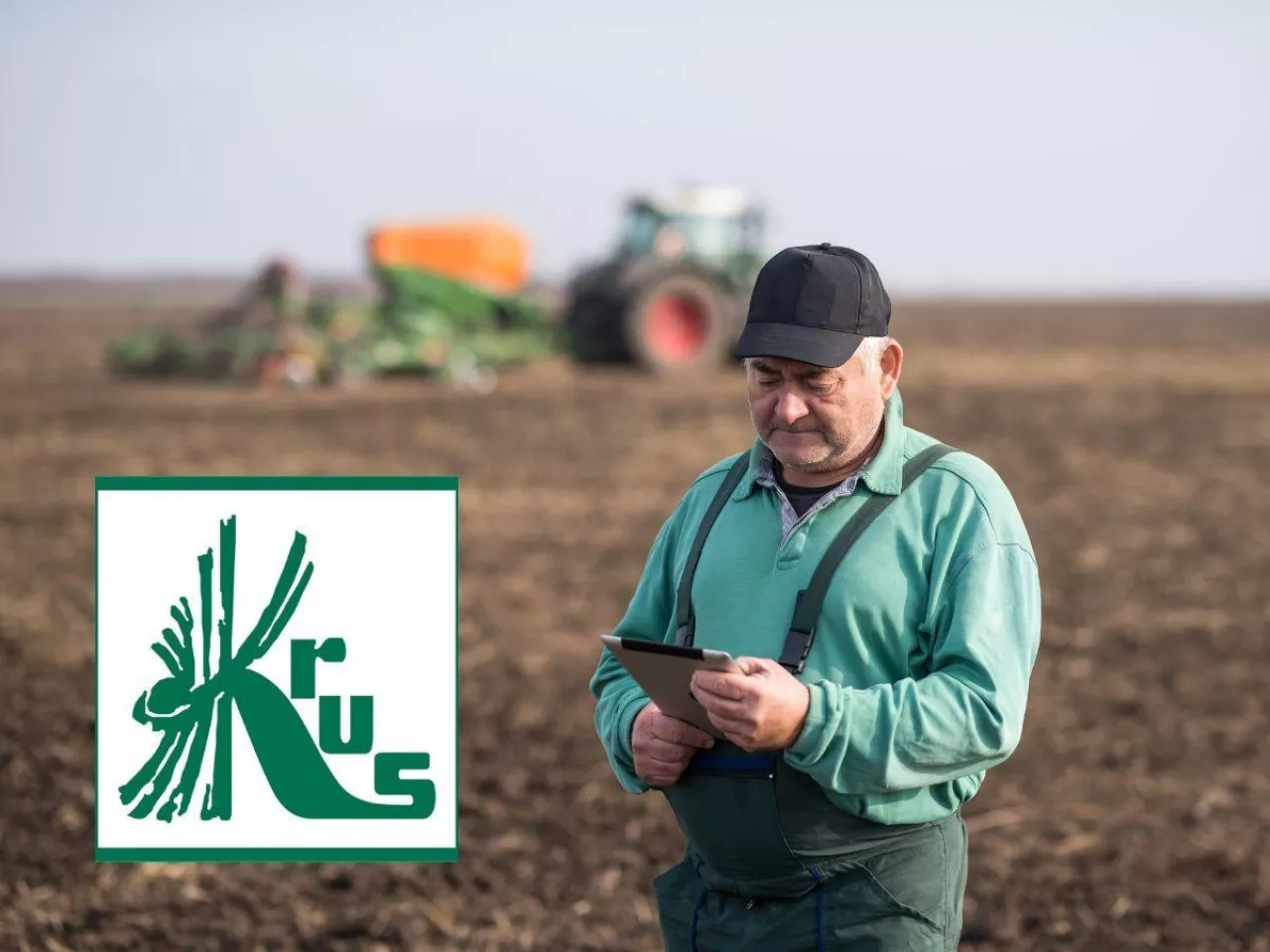 rolnik na polu z telefonem w ręku, po lewej u dołu logo KRUS